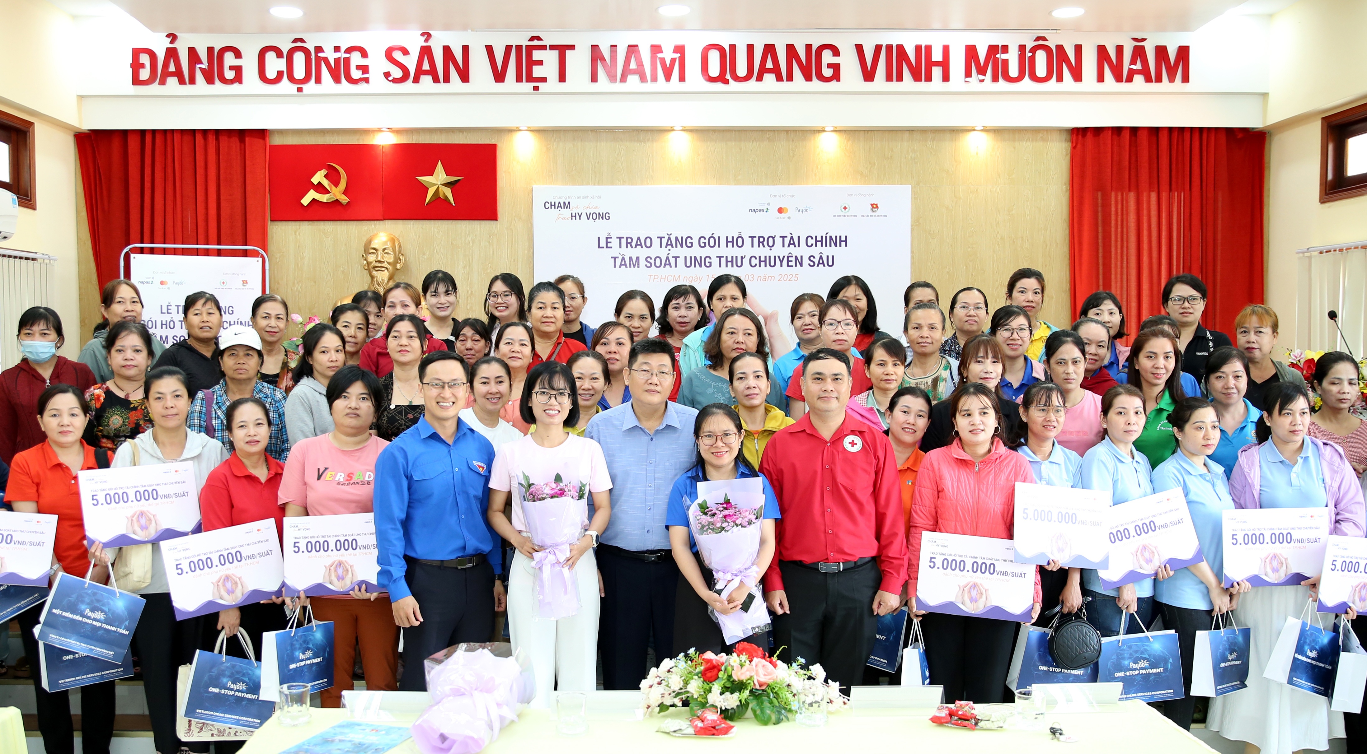 Trao tặng gói hỗ trợ tài chính tầm soát ung thư chuyên sâu tại TP.Hà