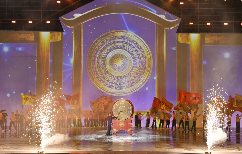 Doanh nhân Đỗ Quang Hiển đánh trống, gửi thông điệp trong kỷ nguyên mới tới 80.000 CBNV Doanh nhân Đỗ Quang Hiển đánh trống, gửi thông điệp trong kỷ nguyên mới tới 80.000 CBNV