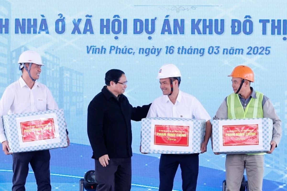 Thủ tướng tặng quà cho cán bộ, công nhân đang làm việc tại công trình nhà ở xã hội thuộc dự án Khu đô thị mới Nam Vĩnh Yên, giai đoạn 1