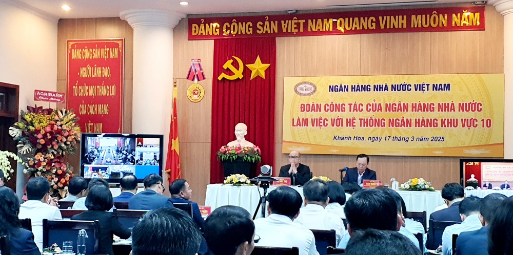 Phó thống đốc Thường trực NHNN Đào Minh Tú làm việc với hệ thống ngân hàng Khu vực 10