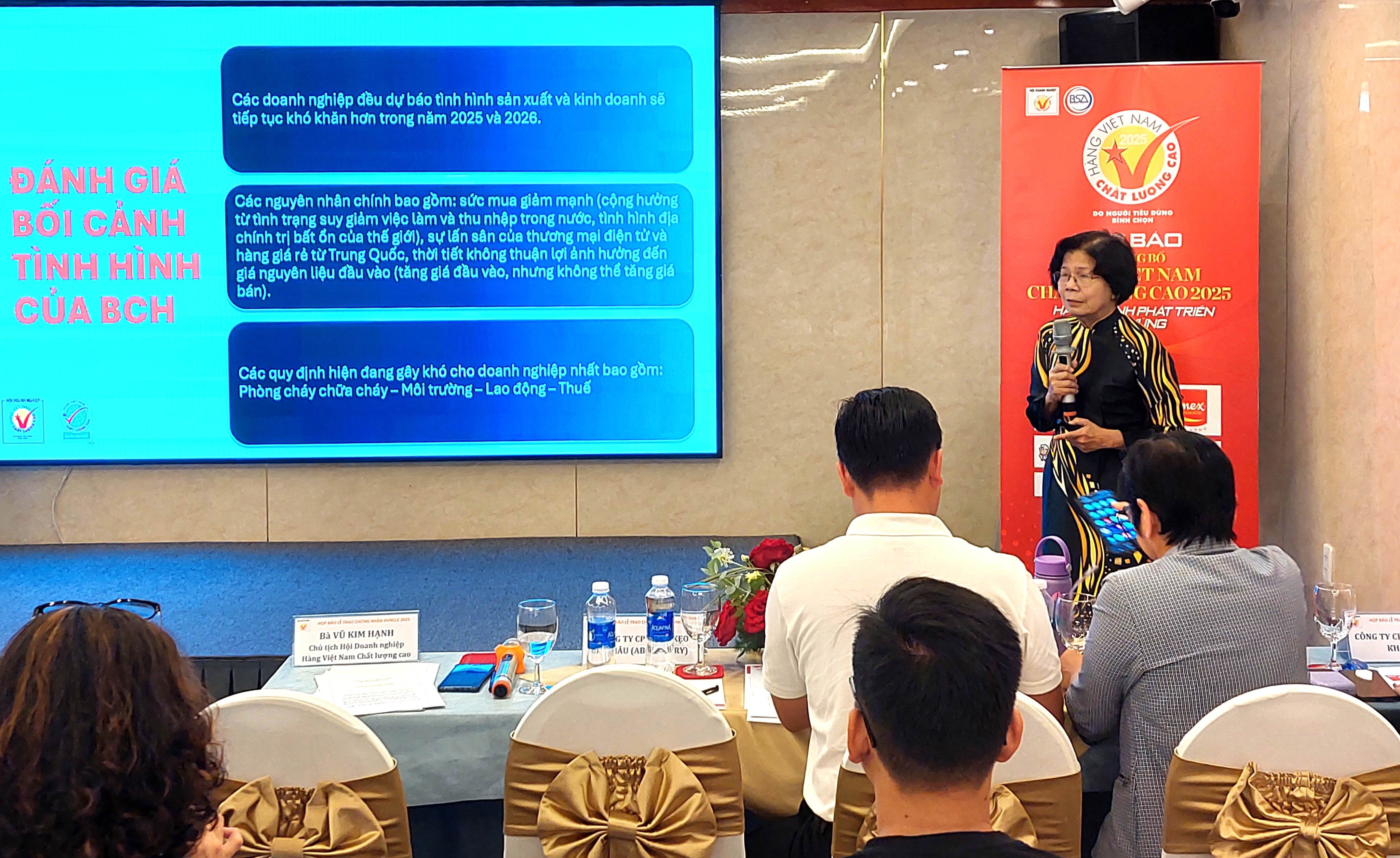 bà Vũ Kim Hạnh, Chủ tịch Hội Doanh nghiệp Hàng Việt Nam Chất lược cao chia sẻ thông tin tại họp báo