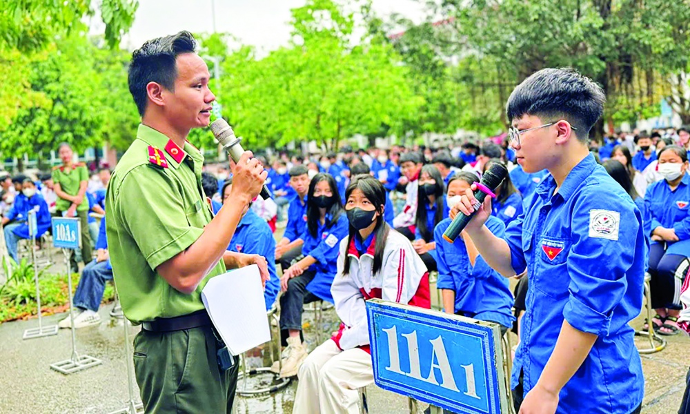 Cán bộ Phòng An ninh mạng và phòng, chống tội phạm sử dụng công nghệ cao tuyên truyền cho học sinh Trường THPT Giáp Hải (TP. Bắc Giang) về tội phạm trên không gian mạng