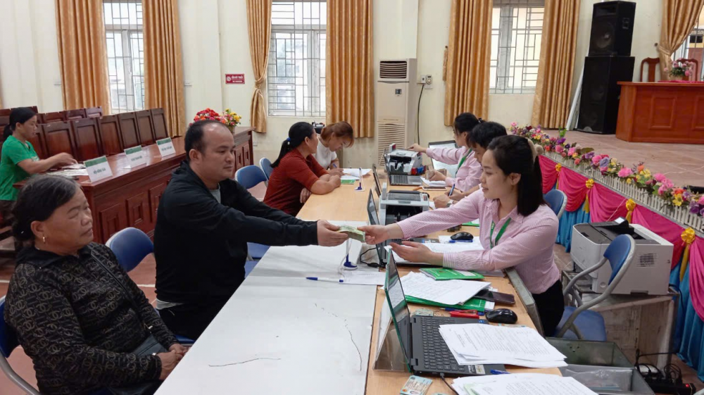Cán bộ NHCSXH Lạng Sơn giải ngân tại điểm giao dịch xã Cán bộ NHCSXH Lạng Sơn giải ngân tại điểm giao dịch xã