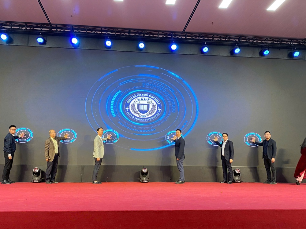 Các đại biểu nhấn nút khai mạc Festival tuyển dụng EAUT 2025 chuyên đề “Tháng Thanh niên”.