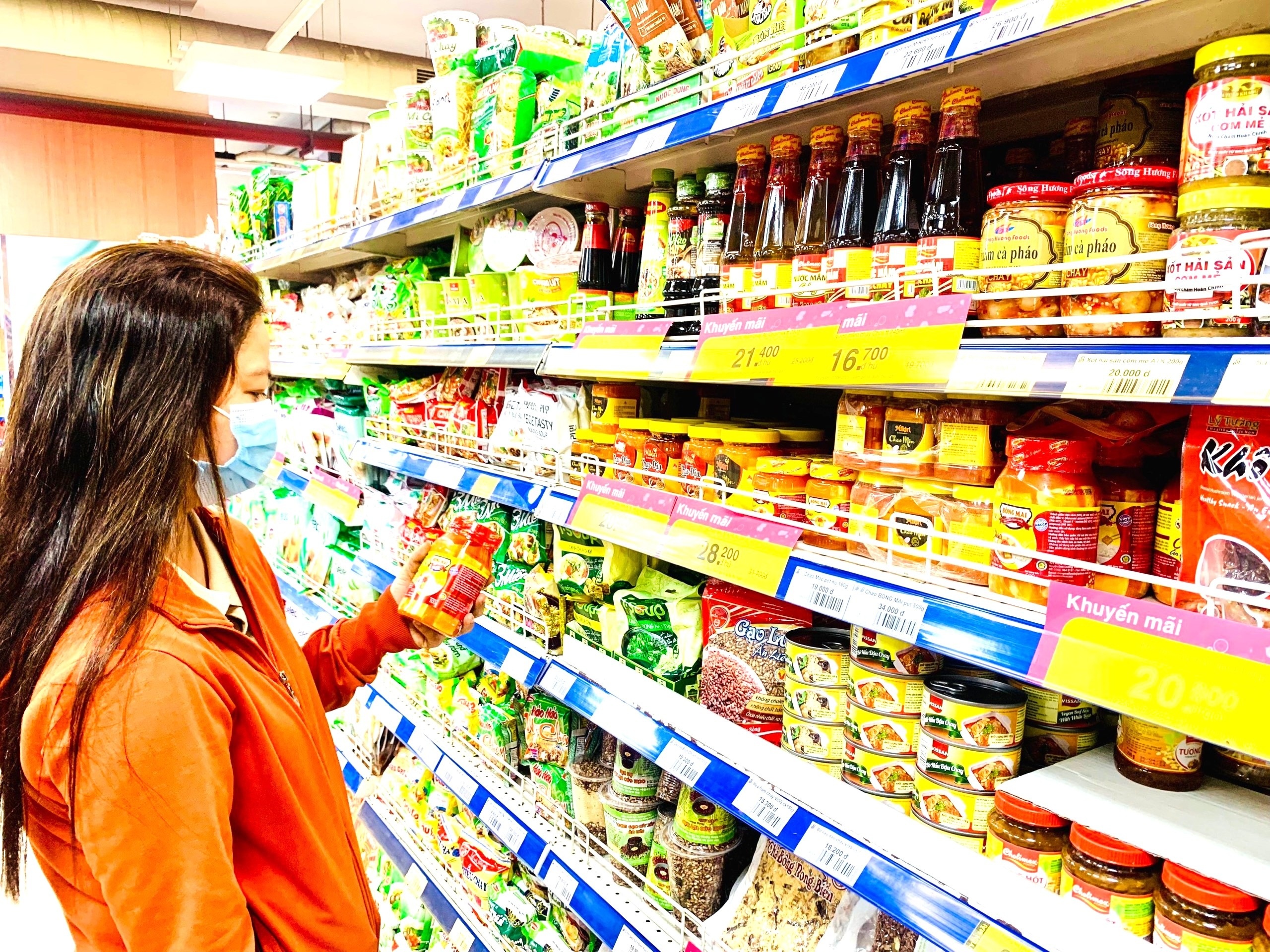 người tiêu dùng thay đổi hành vi mua sắm theo hướng cẩn trọng, chi tiết hơn