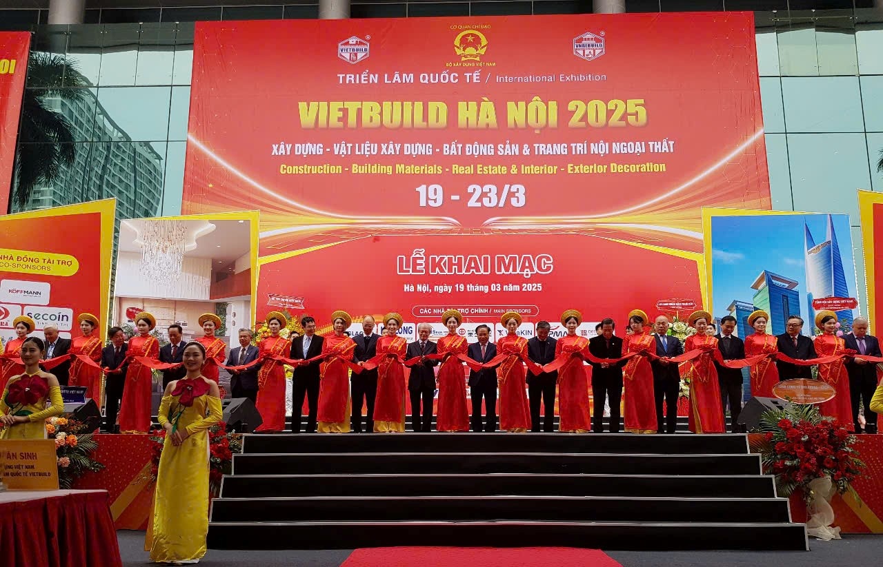 Cắt băng khai mạc Triển lãm quốc tế Vietbuild Hà Nội 2025 lần thứ nhất Cắt băng khai mạc Triển lãm quốc tế Vietbuild Hà Nội 2025 lần thứ nhất