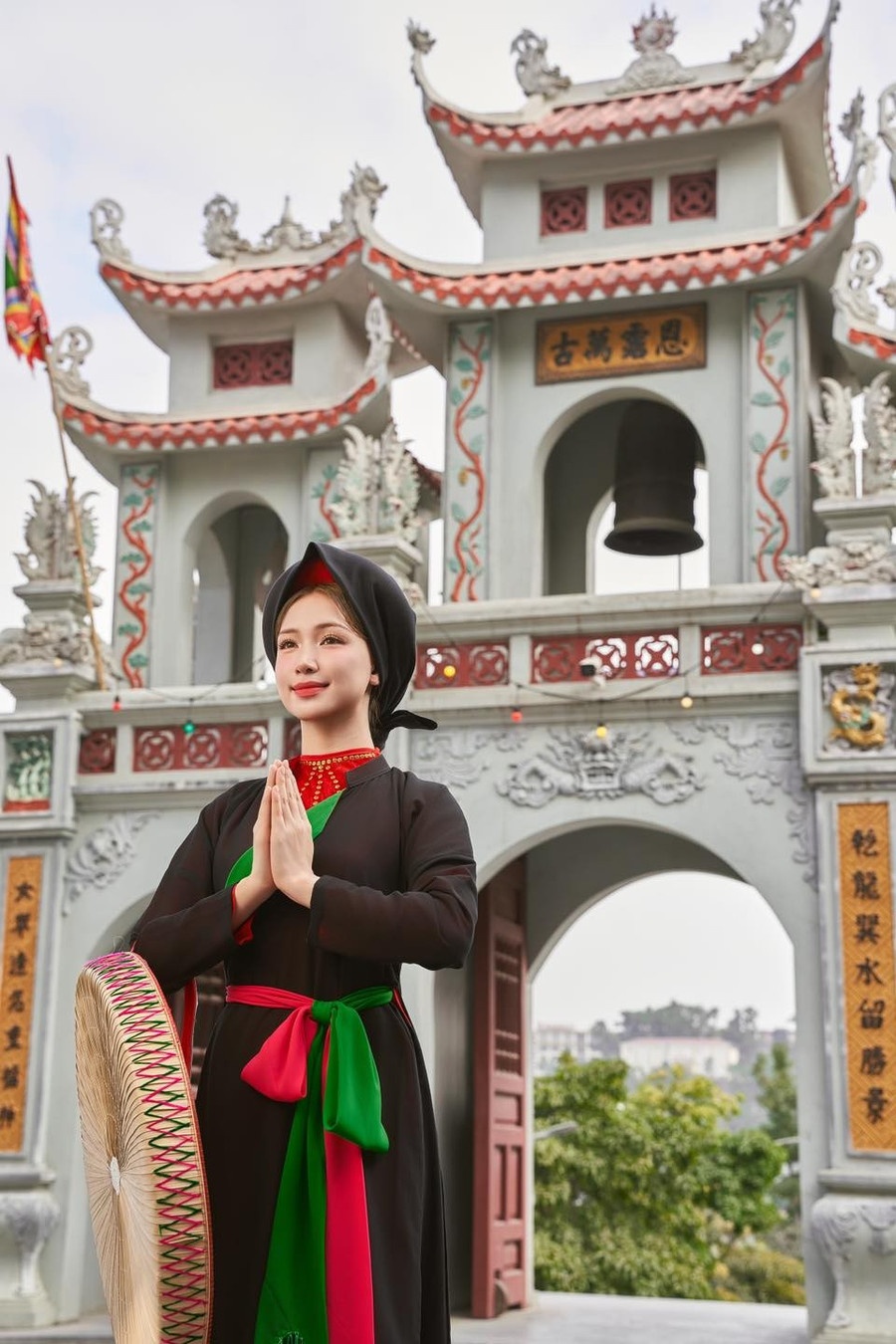 Hòa Minzy duyên dáng trong tà áo tứ thân đậm sắc màu của dân ca quan họ Bắc Ninh Hòa Minzy duyên dáng trong tà áo tứ thân đậm sắc màu của dân ca quan họ Bắc Ninh