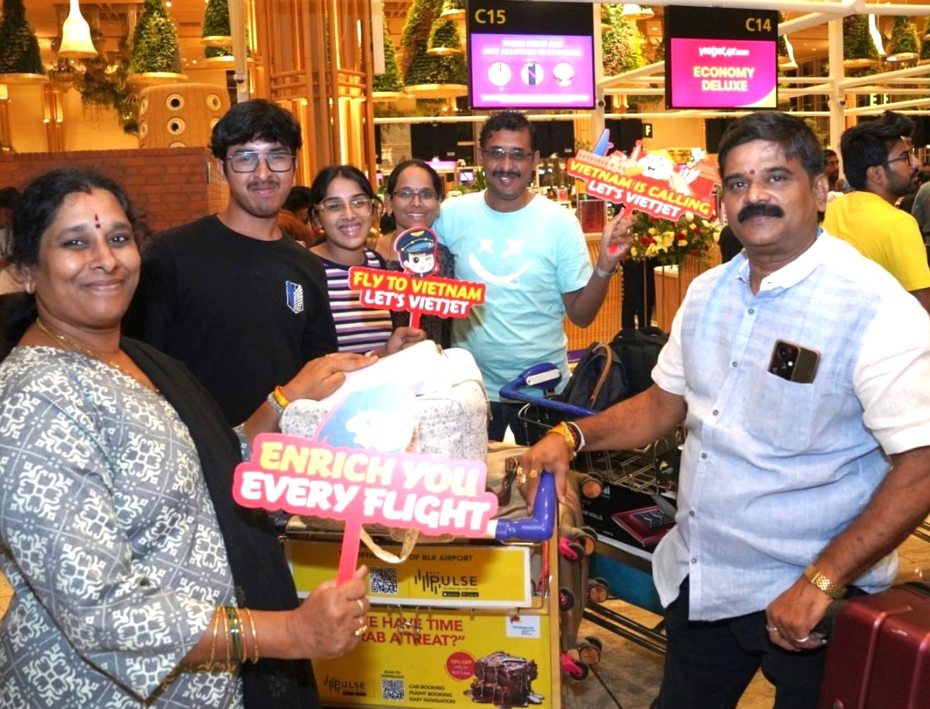 Hành khách và người dân hai nước vui mừng chào đường bay thứ 10 kết nối Việt Nam - Ấn Độ của Vietjet Hành khách và người dân hai nước vui mừng chào đường bay thứ 10 kết nối Việt Nam - Ấn Độ của Vietjet