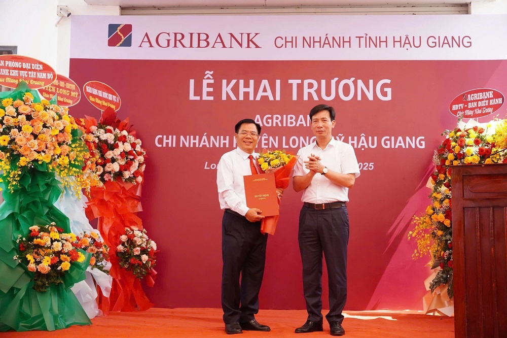 Ông Phạm Đức Tuấn, Thành viên Hội đồng thành viên Agribank (bìa phải) trao quyết định điều chỉnh mạng lưới chi nhánh cho ông Lê Viết Quyền, Giám đốc Agribank Chi nhánh tỉnh Hậu Giang Ông Phạm Đức Tuấn, Thành viên Hội đồng thành viên Agribank (bìa phải) trao quyết định điều chỉnh mạng lưới chi nhánh cho ông Lê Viết Quyền, Giám đốc Agribank Chi nhánh tỉnh Hậu Giang