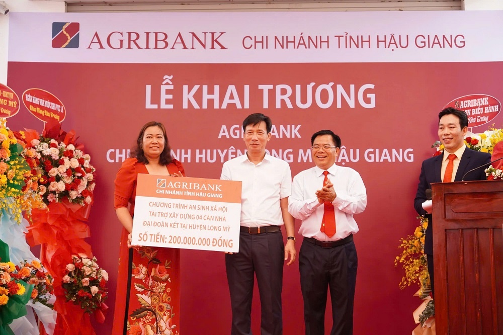 Ông Phạm Đức Tuấn, Thành viên Hội đồng thành viên Agribank cùng ông Lê Viết Quyền Giám đốc Agribank Chi nhánh tỉnh Hậu Giang trao bảng tượng trưng 200 triệu đồng an sinh xã hội cho địa phương. Ông Phạm Đức Tuấn, Thành viên Hội đồng thành viên Agribank cùng ông Lê Viết Quyền Giám đốc Agribank Chi nhánh tỉnh Hậu Giang trao bảng tượng trưng 200 triệu đồng an sinh xã hội cho địa phương.