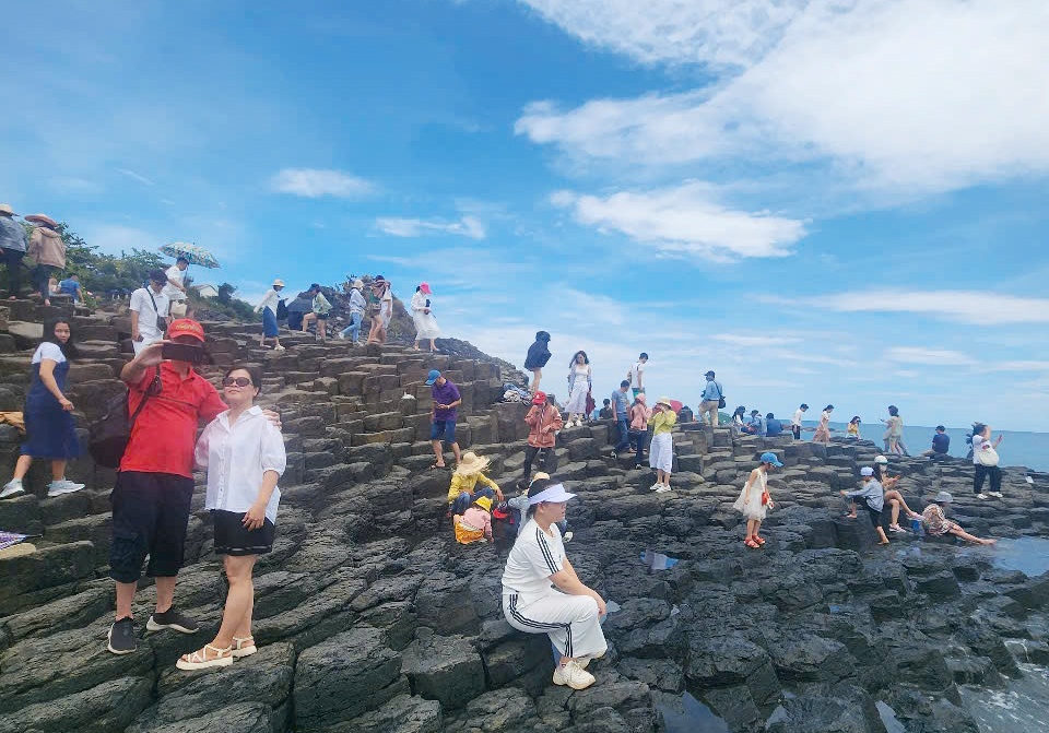 Gành Đá Dĩa - một địa điểm du lịch nổi tiếng ở Phú Yên.