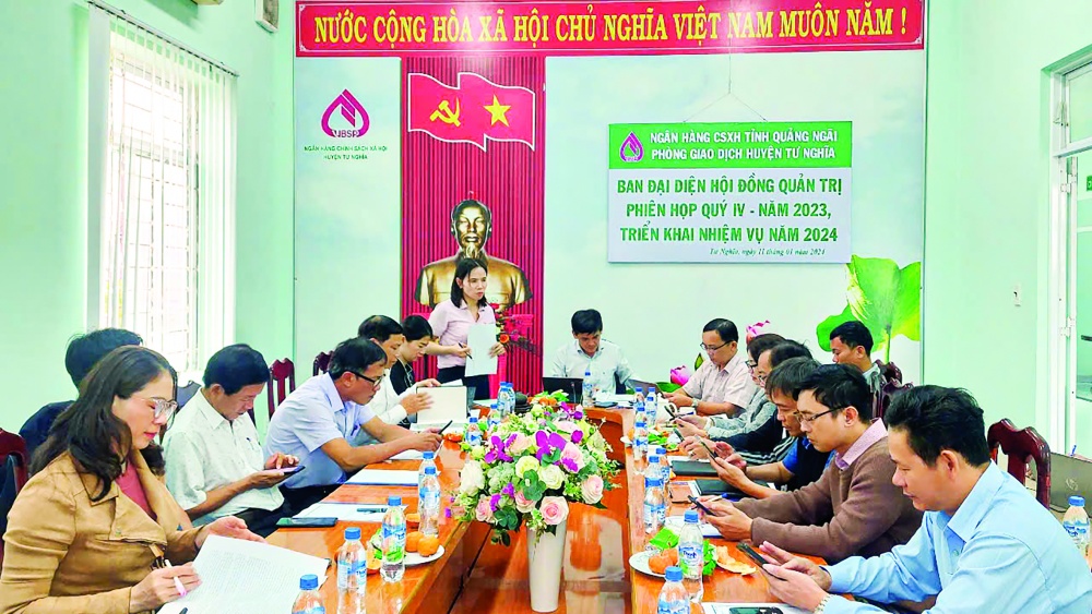 Chị Trần Thị Hồng Oanh phát biểu trong cuộc họp Ban đại diện HĐQT NHCSXH huyện Tư Nghĩa