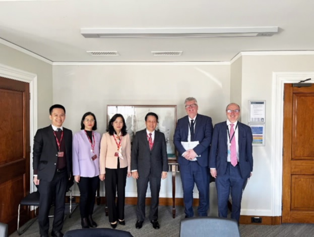 Phó Thống đốc Phạm Tiến Dũng tháp tùng Phó Thủ tướng Nguyễn Hòa Bình học tập kinh nghiệm xây dựng Trung tâm tài chính Phó Thống đốc Phạm Tiến Dũng tháp tùng Phó Thủ tướng Nguyễn Hòa Bình học tập kinh nghiệm xây dựng Trung tâm tài chính