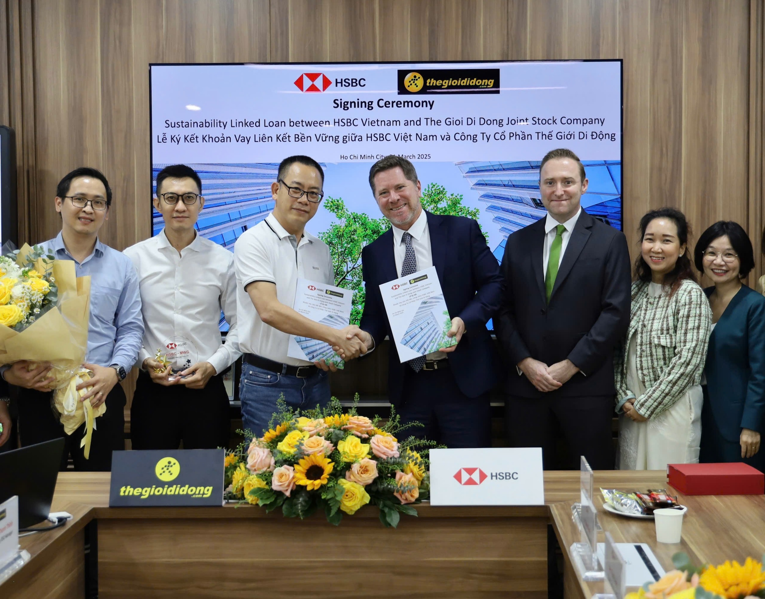 HSBC và Thế Giới Di Động ký kết tín dụng thương mại liên kết bền vững