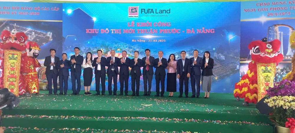 Lãnh đạo TP Đà Nẵng chụp ảnh lưu niệm với chủ đầu tư và các đối tác tại lễ khởi công dự án