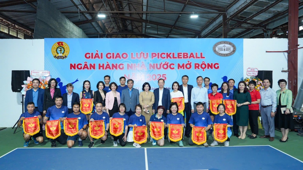 Đồng chí Đào Minh Tú, Phó thống đốc TT NHNN, lãnh đạo Bộ Nội Vụ, Bộ Tài Chính và lãnh đạo các vụ, cục NHNN trao cờ lưu niệm cho các vận động viên Đồng chí Đào Minh Tú, Phó thống đốc TT NHNN, lãnh đạo Bộ Nội Vụ, Bộ Tài Chính và lãnh đạo các vụ, cục NHNN trao cờ lưu niệm cho các vận động viên