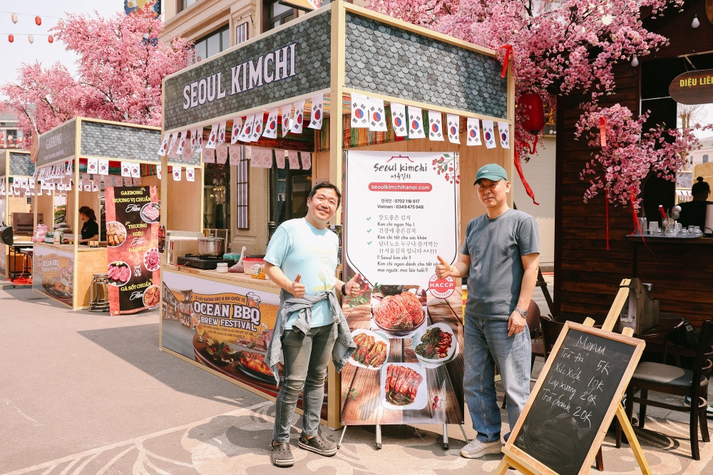 Du khách nước ngoài thích thú tìm khám và thử các món nướng mới lạ tại quầy nướng đến từ quốc gia Trung Đông – Li Băng Du khách nước ngoài thích thú tìm khám và thử các món nướng mới lạ tại quầy nướng đến từ quốc gia Trung Đông – Li Băng