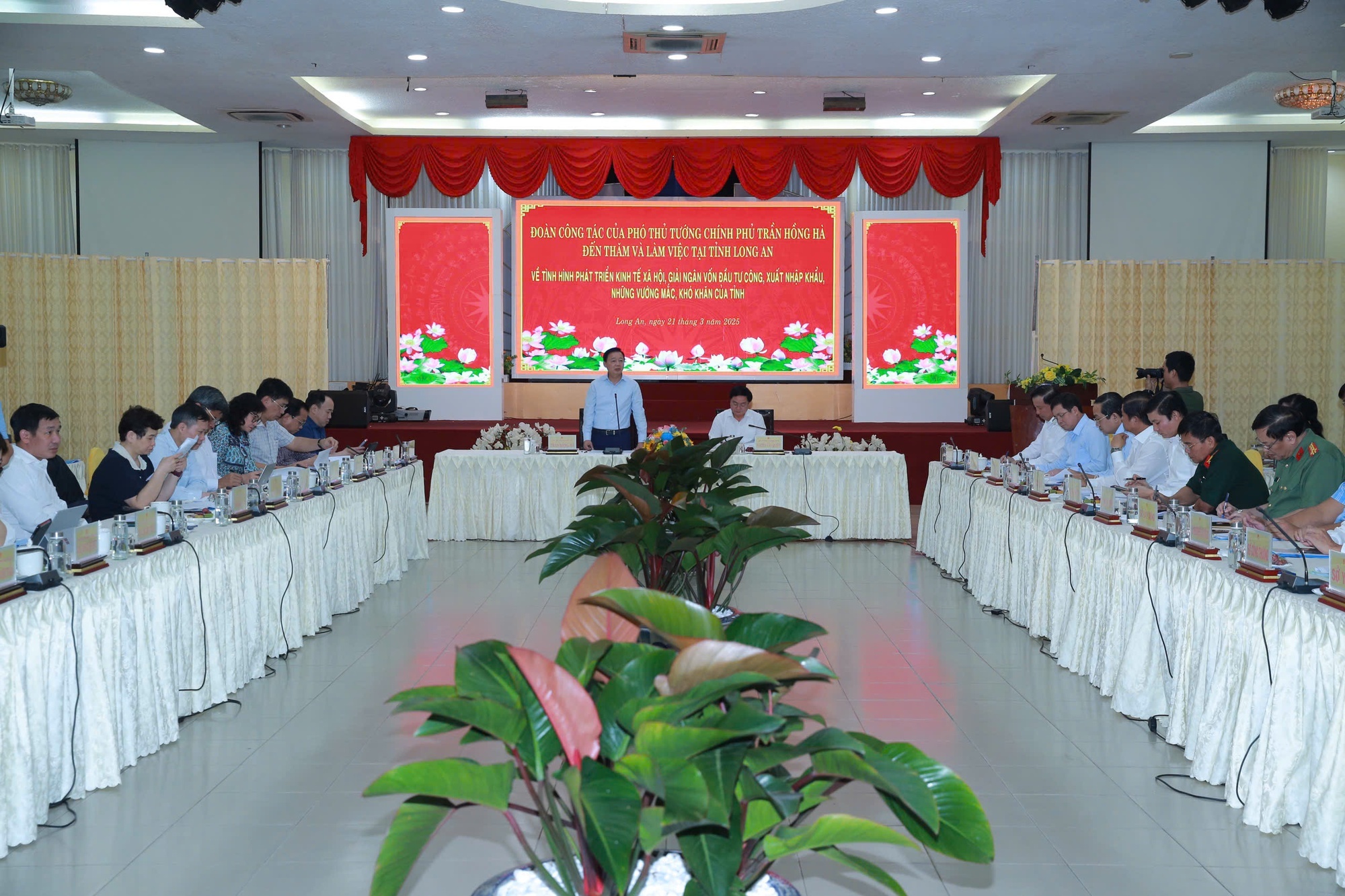 Phó Thủ tướng lưu ý Long An cần quan tâm hơn nữa đến các chỉ số tăng trưởng xanh, chuyển đổi xanh, đầu tư cho công nghệ - Ảnh: VGP/Minh Khôi