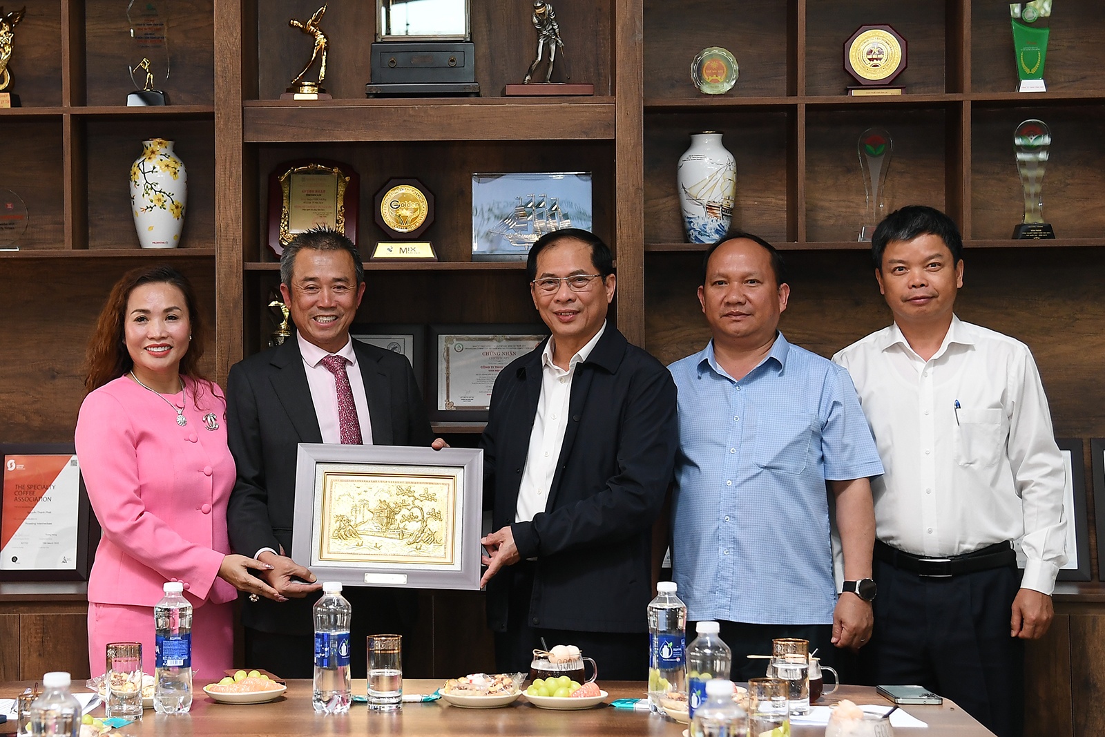 Phó Thủ tướng Bùi Thanh Sơn tặng quà lãnh đạo Công ty TNHH Vĩnh Hiệp - Ảnh: VGP/Hải Minh