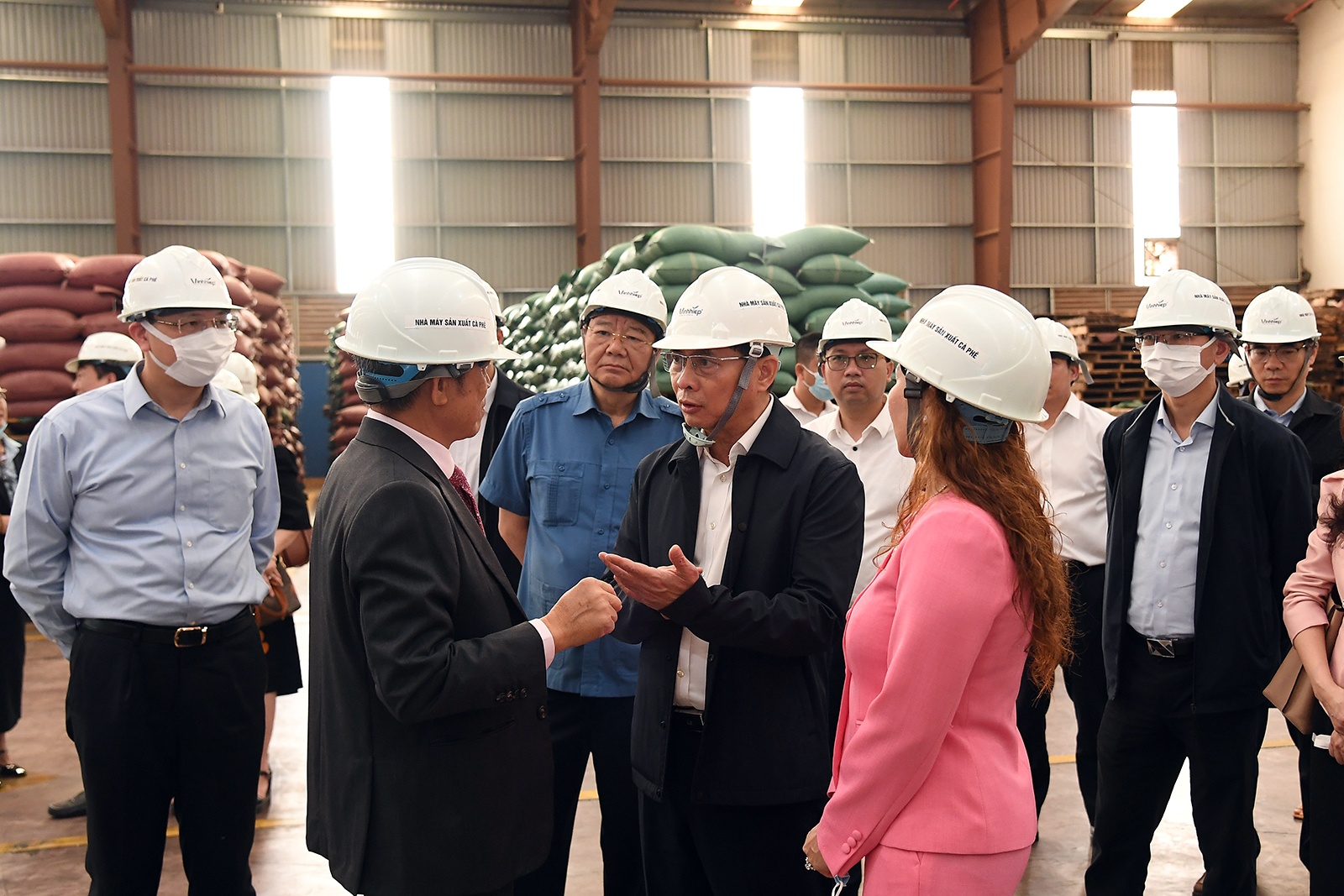 Phó Thủ tướng Bùi Thanh Sơn đến thăm Công ty TNHH Vĩnh Hiệp-doanh nghiệp xuất khẩu cà phê lớn nhất Việt Nam tại Gia Lai - Ảnh: VGP/Hải Minh