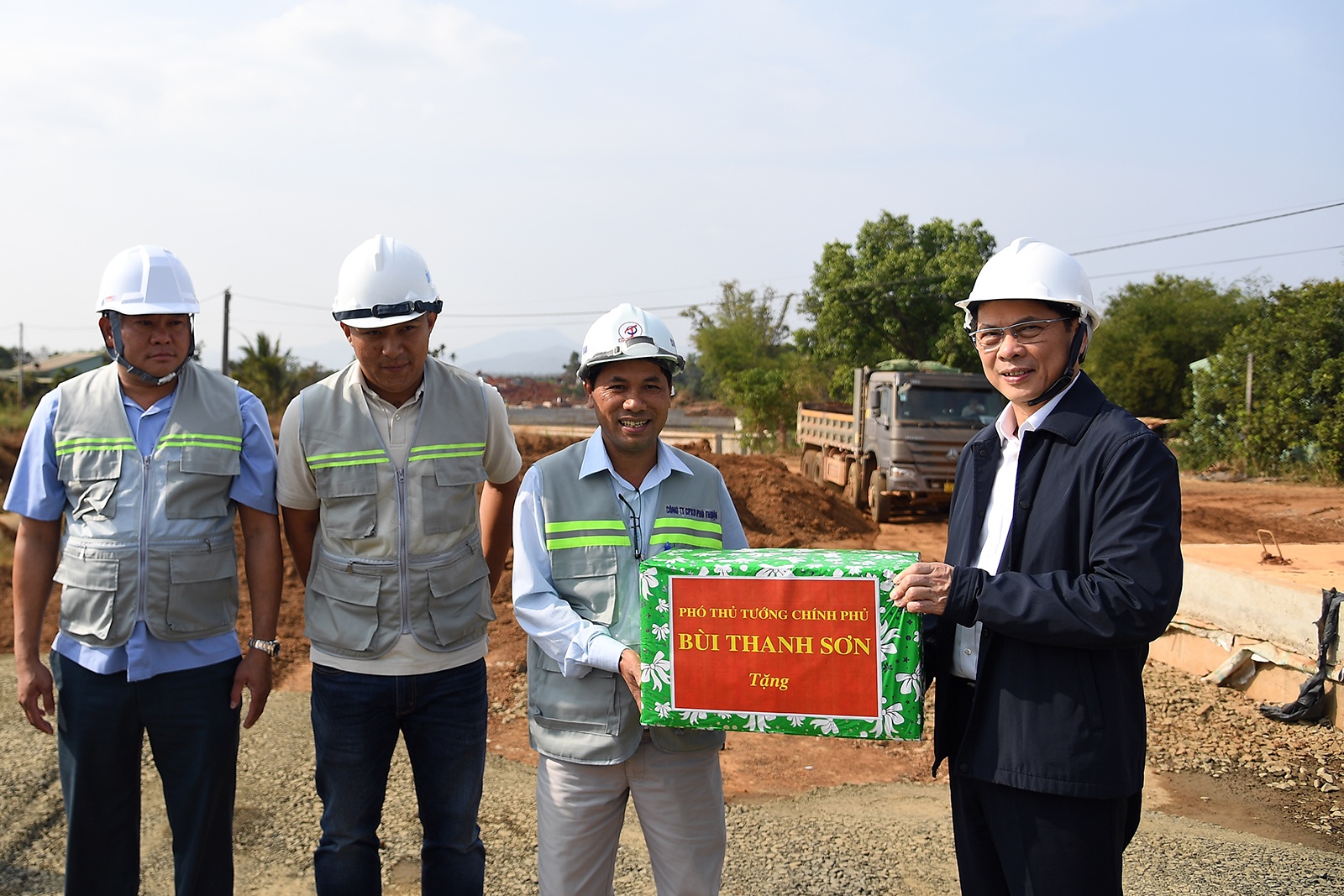 Phó Thủ tướng tặng quà động viên cán bộ, kỹ sư trên công trường dự án - Ảnh: VGP/Hải Minh