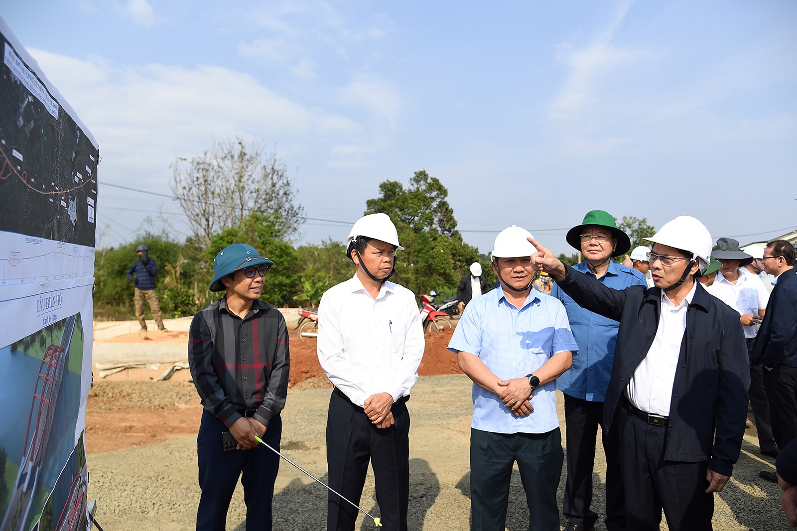 Phó Thủ tướng Bùi Thanh Sơn khảo sát tiến độ dự án Đường hành lang kinh tế phía đông (đường tránh Quốc lộ 19) tỉnh Gia Lai - Ảnh: VGP/Hải Minh