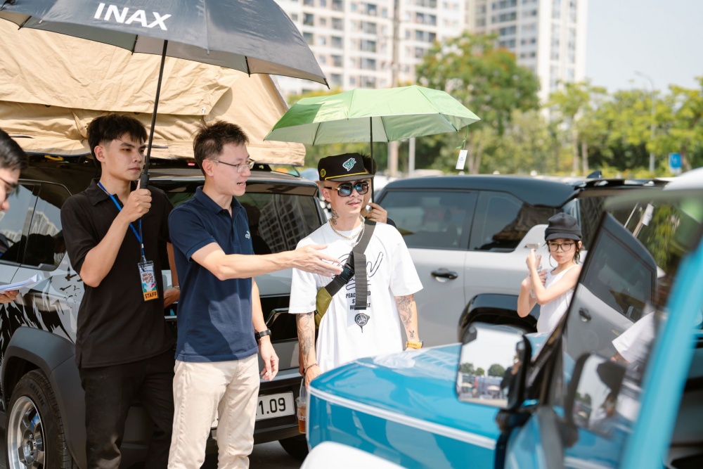 Giám khảo Việt Max (áo trắng) cùng Giám khảo Bạch Thành Trung (áo xanh) đánh giá, chấm điểm các mẫu xe dự thi tại TP.HCM. 