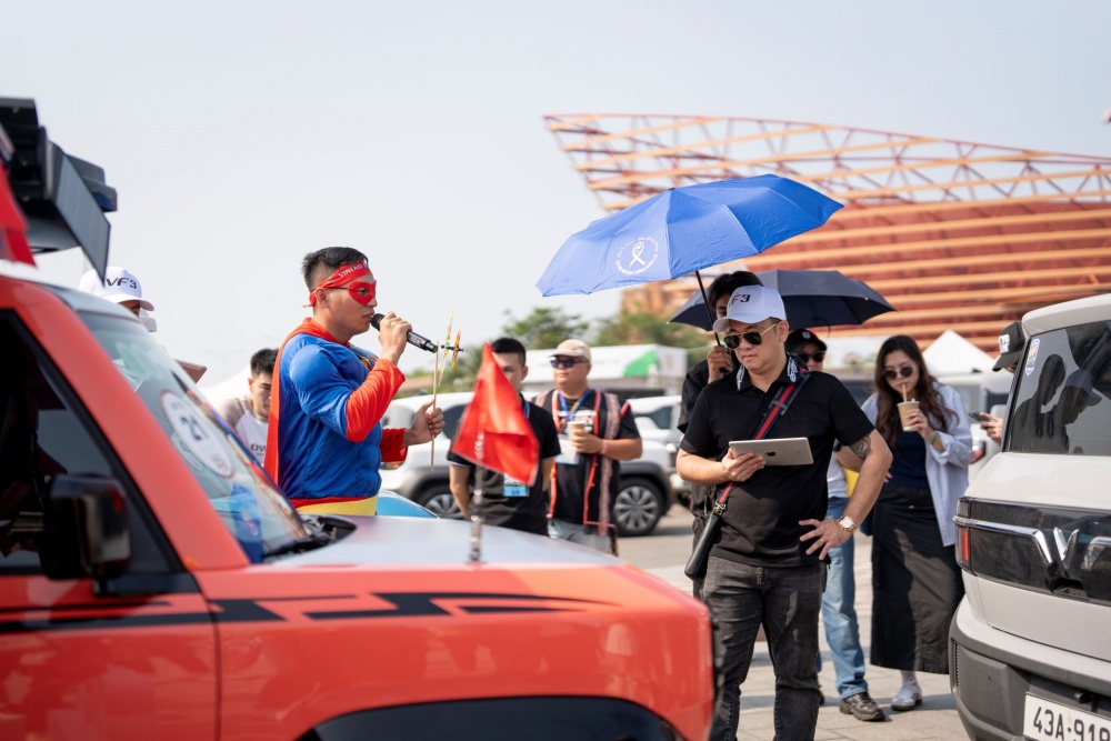 Giám khảo Xuân Hoàn (áo đen) lắng nghe thí sinh trình bày về tác phẩm của mình