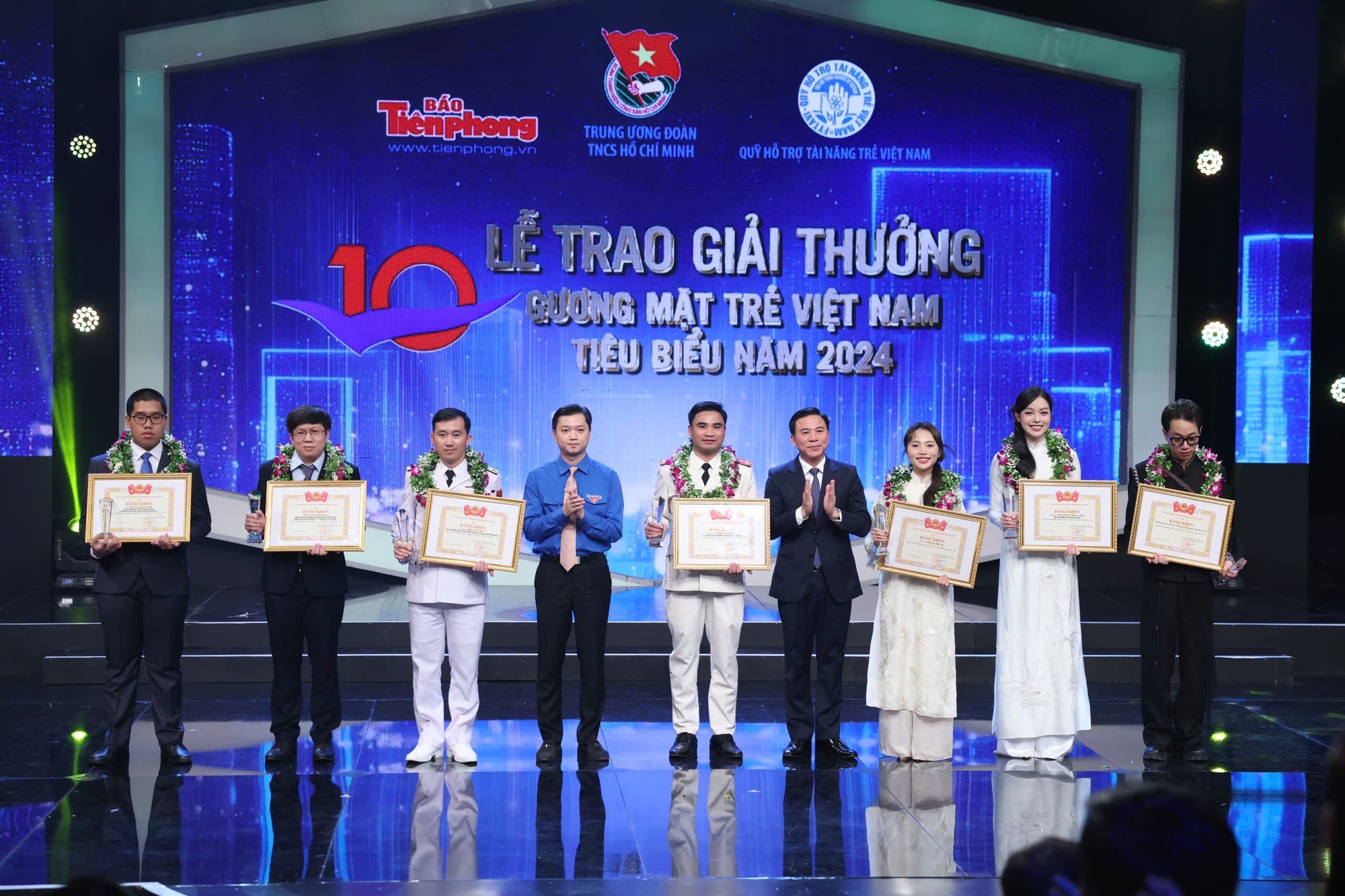 Trao giải thưởng cho các Gương mặt trẻ triển vọng - Ảnh: VGP/Nhật Bắc