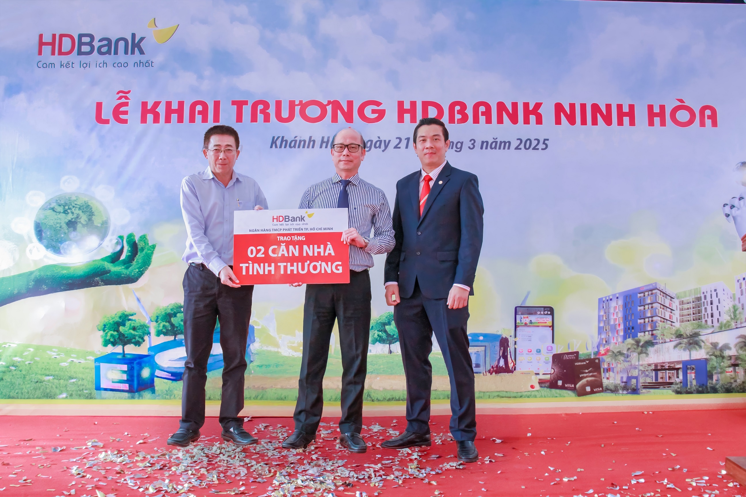 Dịp này, HDBank đã trao tặng kinh phí xây dựng 02 căn nhà tình thương cho các hộ nghèo trên địa bàn.