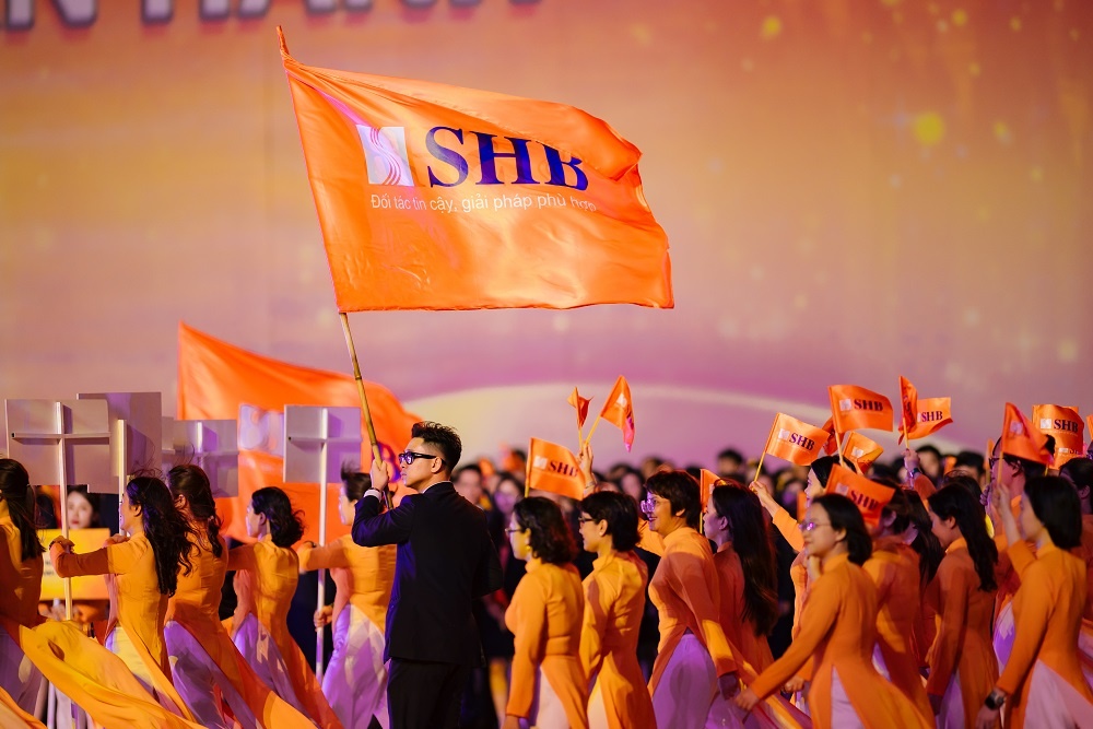 CBNV Ngân hàng SHB diễu hành trong Ngày hội văn hóa