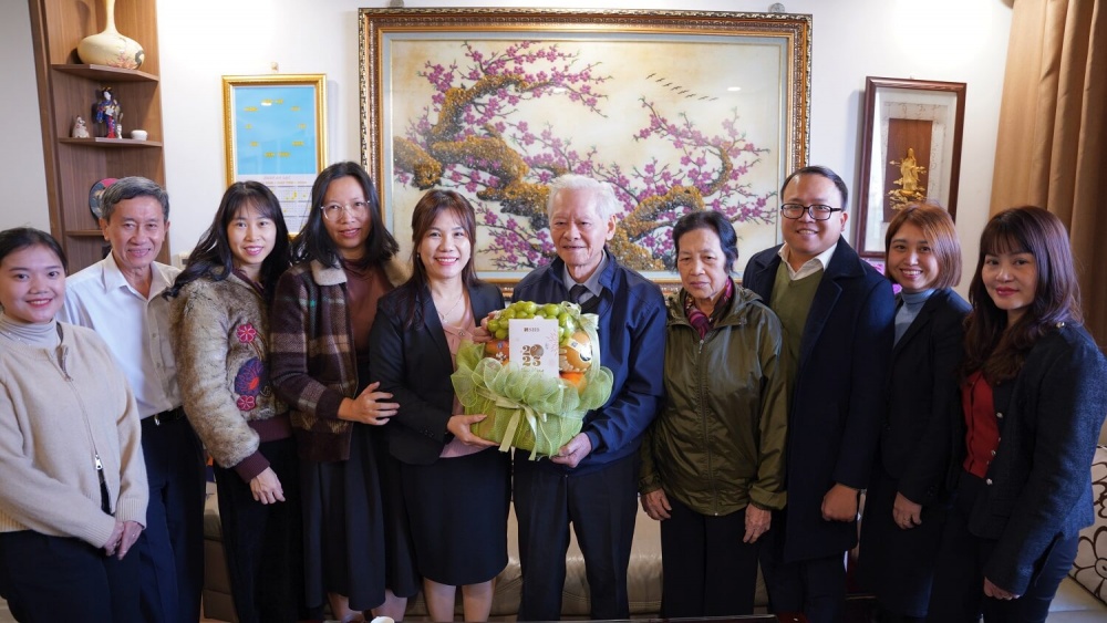 Ban Lãnh đạo SHB đến thăm hỏi phụ mẫu cao tuổi của CBNV nhân dịp Tết 2025