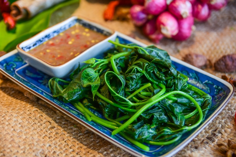 Rau lang luộc chấm mắm nêm