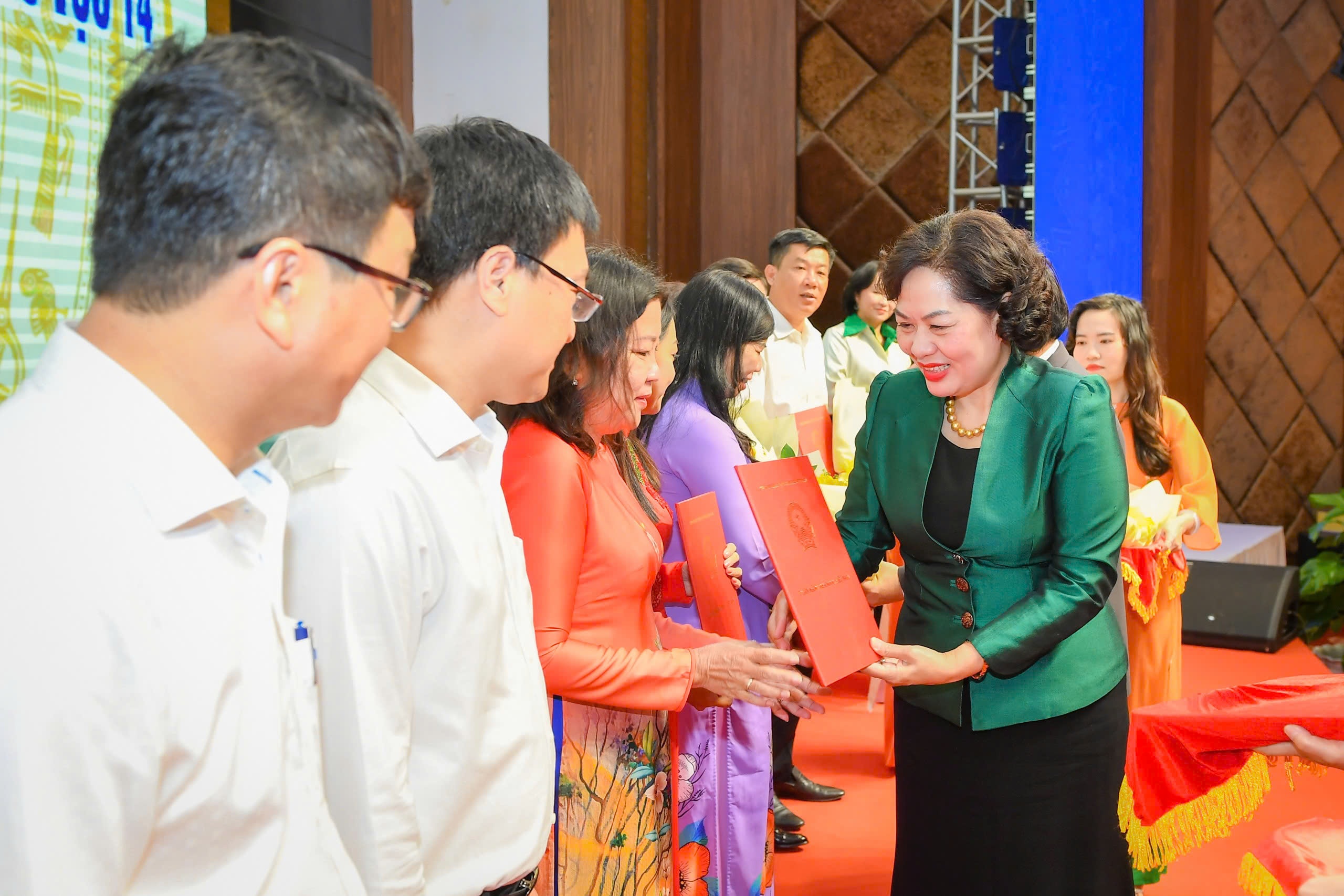 Thống đốc Nguyễn Thị Hồng trao các Quyết định cho Ban lãnh đạo NHNN chi nhánh Khu vực 14 - Ảnh: Đức Khanh