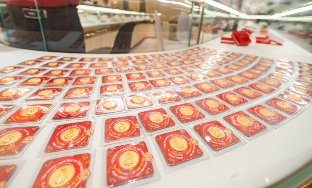 Giá vàng đang đà giảm mạnh Giá vàng đang đà giảm mạnh