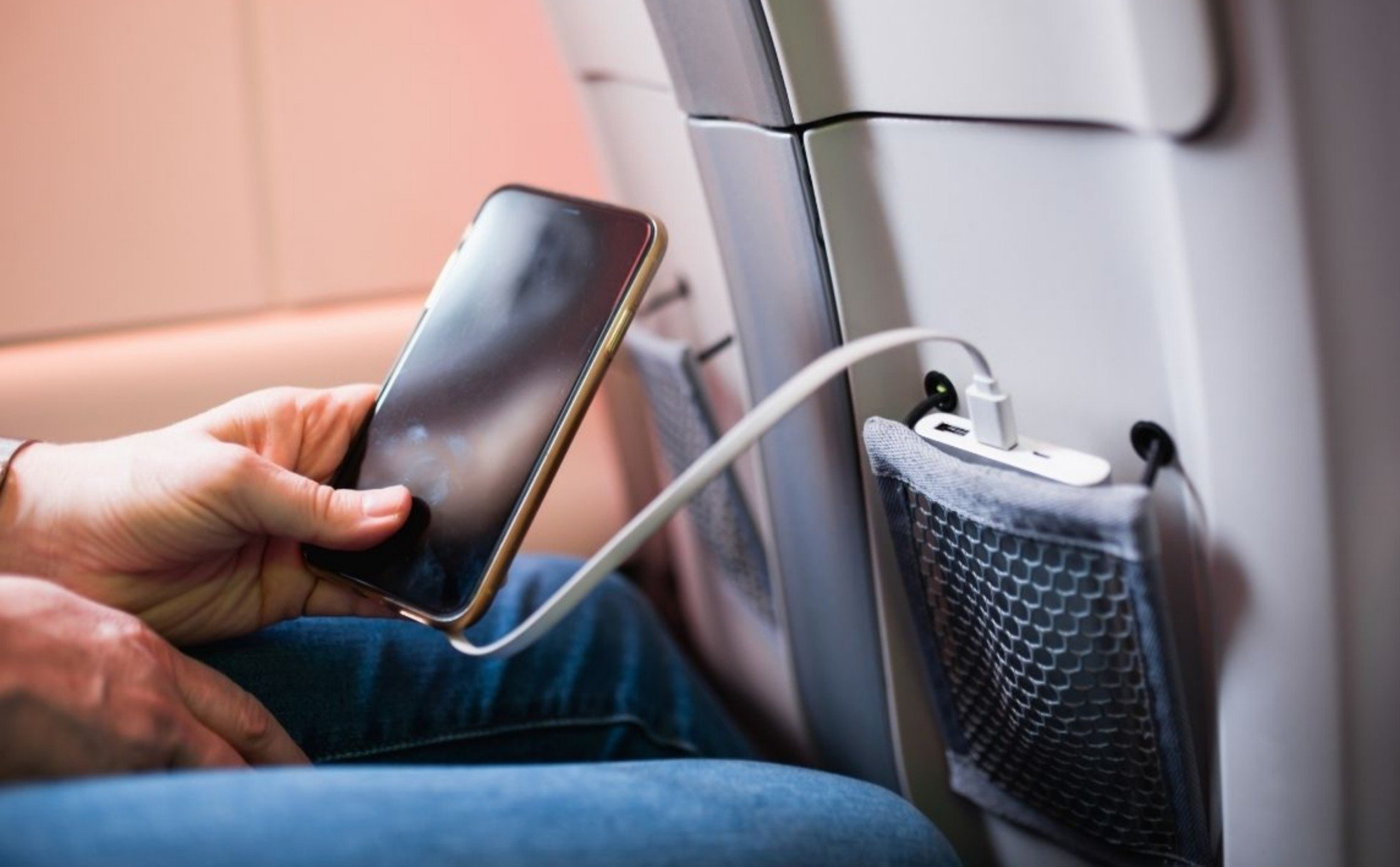 Vietnam Airlines và Vietjet cấm sử dụng pin dự phòng trên máy bay