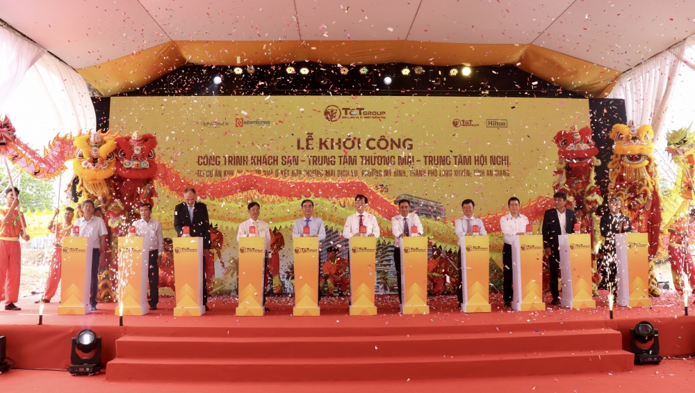 Các đại biểu thực hiện nghi lễ khởi công công trình Khách sạn – Trung tâm thương mại – Trung tâm hội nghị Các đại biểu thực hiện nghi lễ khởi công công trình Khách sạn – Trung tâm thương mại – Trung tâm hội nghị