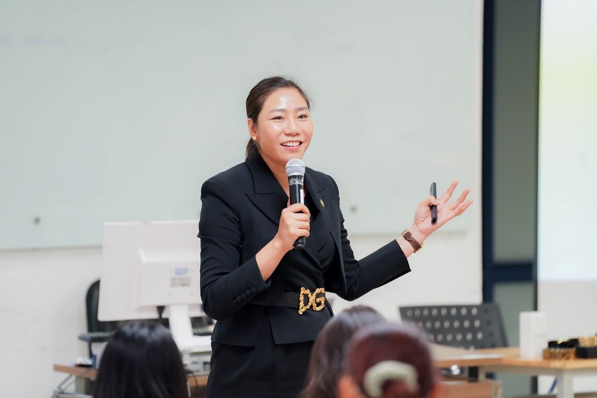  Bà Vũ Thị Phương – Giảng viên Học viện TWings Academy - Giám đốc Phân khúc khách hàng doanh nghiệp, MSB trong một buổi chia sẻ với các sinh viên quan tâm đến lĩnh vực ngân hàng