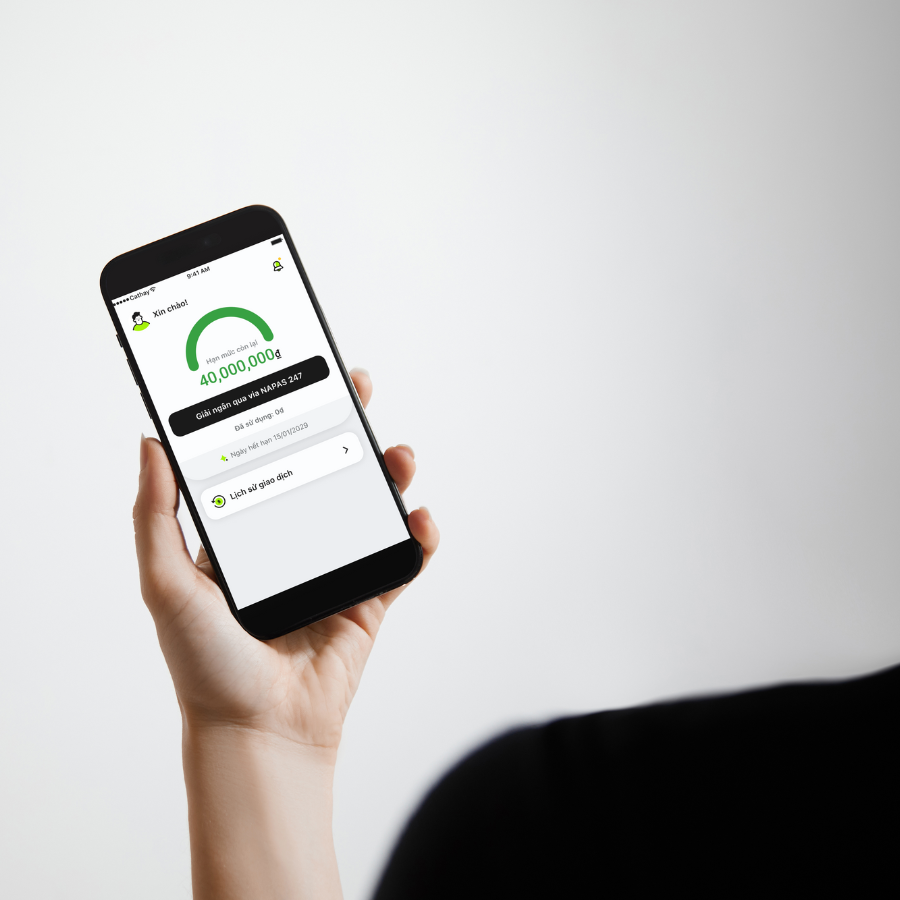 Người dùng trải nghiệm giải pháp tài chính trên điện thoại - Ảnh CUB Người dùng trải nghiệm giải pháp tài chính trên điện thoại - Ảnh CUB