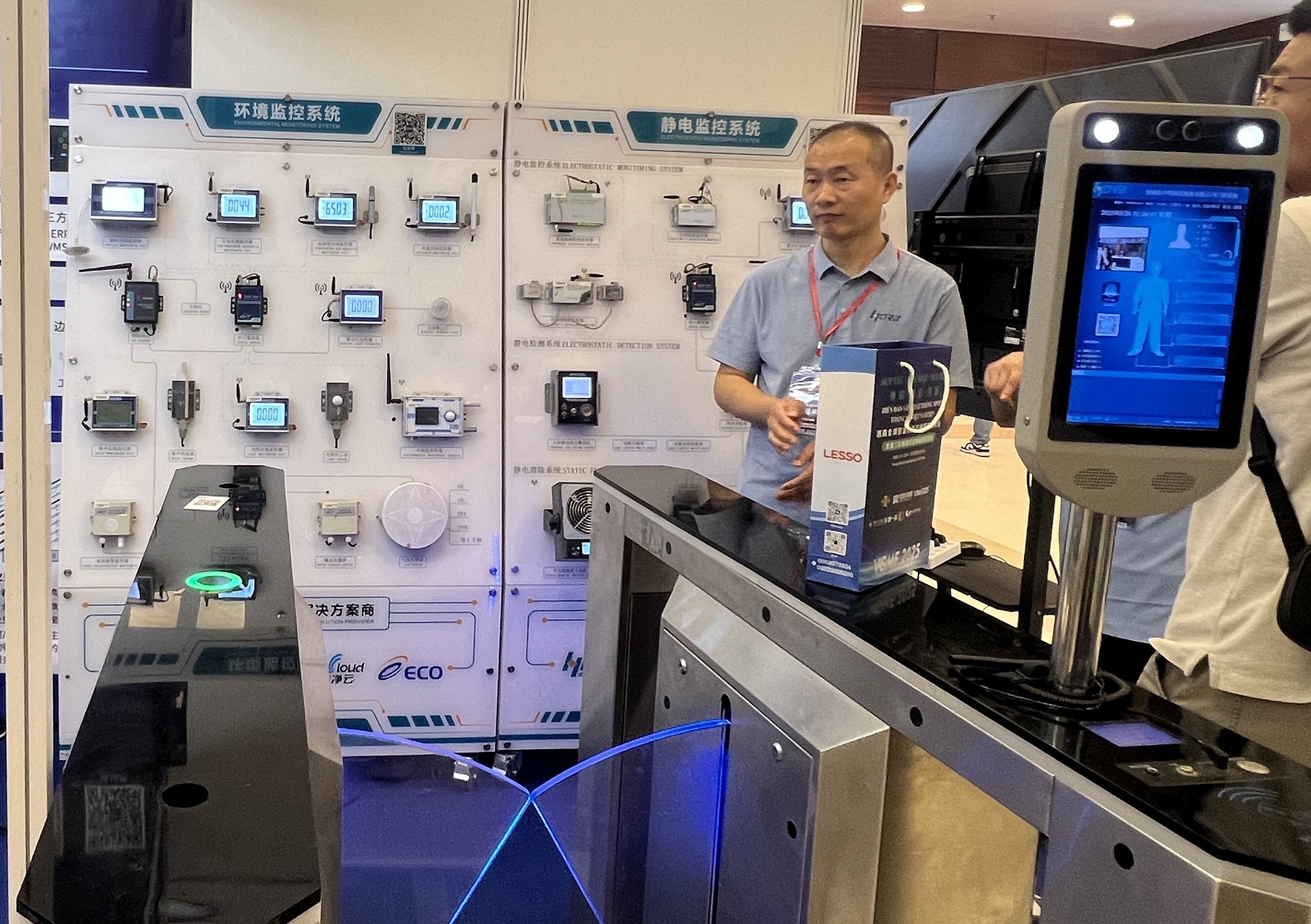 Triển lãm quy tụ nhiều gian hàng trưng bày các sản phẩm, giải pháp công nghệ tiên tiến trong sản xuất Triển lãm quy tụ nhiều gian hàng trưng bày các sản phẩm, giải pháp công nghệ tiên tiến trong sản xuất