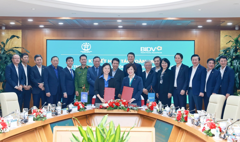 Đại diện BIDV và Trung tâm PVHCC TP. Hà Nội ký kết hợp tác triển khai mô hình đại lý dịch vụ công trực tuyến trên địa bàn thành phố