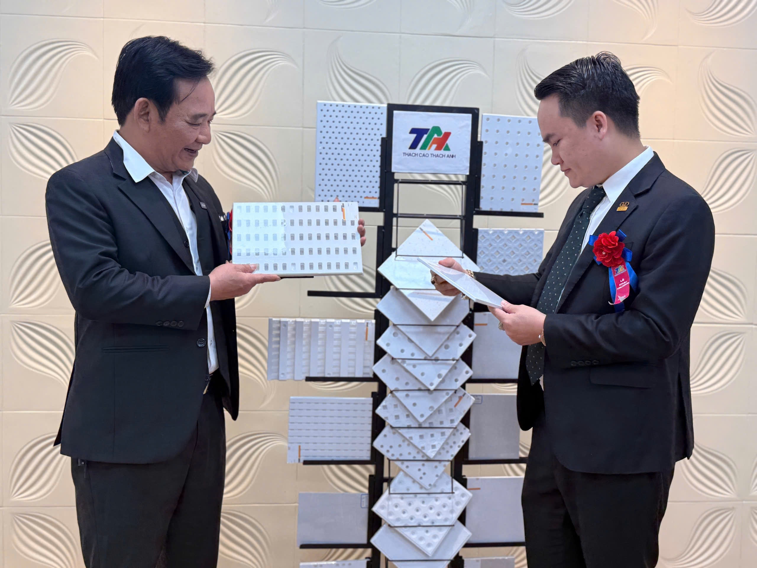 Nghệ sỹ ưu tú Tiến Quang tham quan các mẫu sản phẩm Thạch cao Thạch Anh Nghệ sỹ ưu tú Tiến Quang tham quan các mẫu sản phẩm Thạch cao Thạch Anh