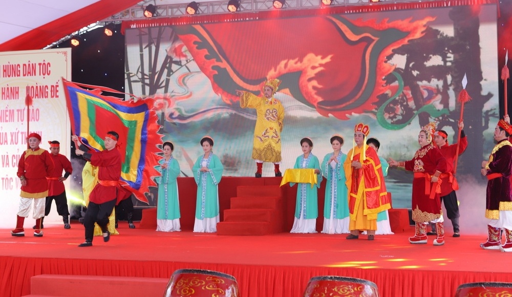 chương trình nghệ thuật sân khấu hóa được dàn dựng công phu bởi các nghệ sĩ đến từ Nhà hát Nghệ thuật truyền thống Thanh Hóa, với chủ đề “Lê Đại Hành hoàng đế - Ngàn năm vang mãi chiến công” chương trình nghệ thuật sân khấu hóa được dàn dựng công phu bởi các nghệ sĩ đến từ Nhà hát Nghệ thuật truyền thống Thanh Hóa, với chủ đề “Lê Đại Hành hoàng đế - Ngàn năm vang mãi chiến công”