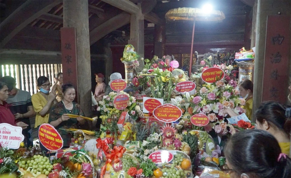 Người dân và du khách dâng hương tại đền thờ Lê Hoàn. Không chỉ nổi bật với lối kiến trúc nghệ thuật tiêu biểu, tại đ Người dân và du khách dâng hương tại đền thờ Lê Hoàn. Không chỉ nổi bật với lối kiến trúc nghệ thuật tiêu biểu, tại đ