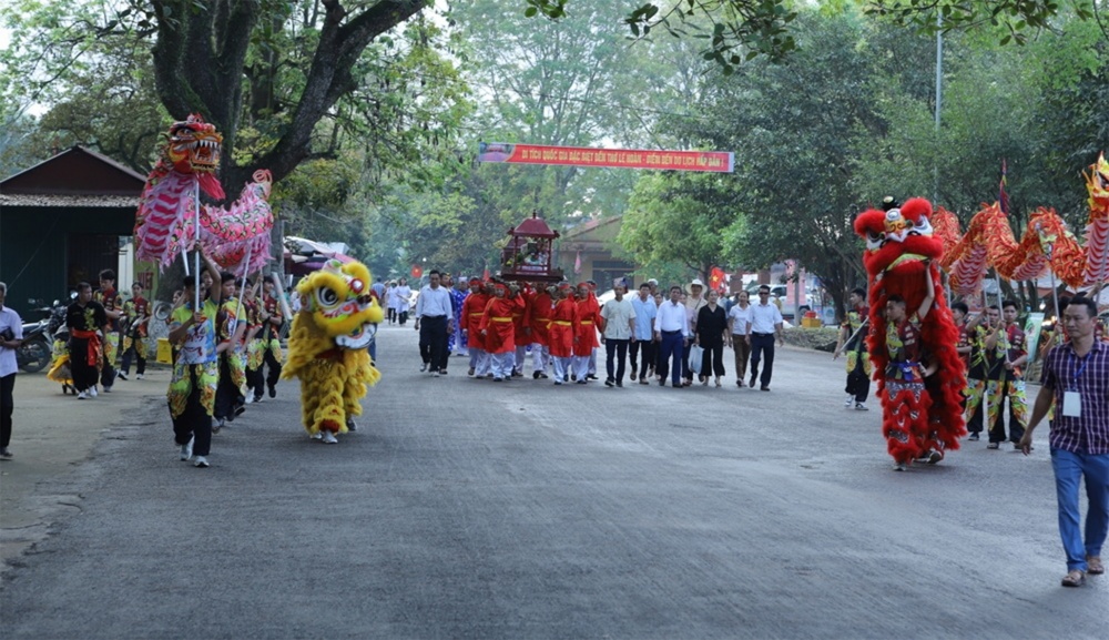 Nhân dân rước kiệu về Đền thờ Lê Hoàn Nhân dân rước kiệu về Đền thờ Lê Hoàn