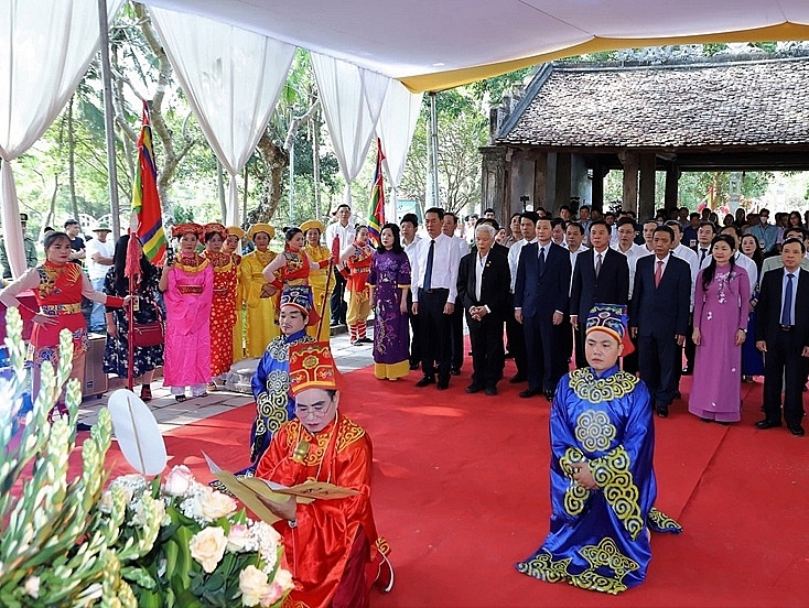 Ban tổ chức lễ hội tiến hành các nghi thức truyền thống. Ban tổ chức lễ hội tiến hành các nghi thức truyền thống.