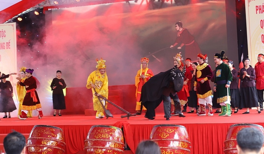 tái hiện cảnh vua Lê Đại Hành cày ruộng. tái hiện cảnh vua Lê Đại Hành cày ruộng.