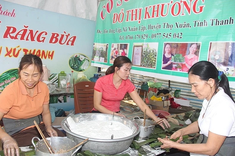 Làm bánh lá răng bừa truyền thống ở xã Xuân Lập, huyện Thọ Xuân, tỉnh Thanh Hóa. Làm bánh lá răng bừa truyền thống ở xã Xuân Lập, huyện Thọ Xuân, tỉnh Thanh Hóa.