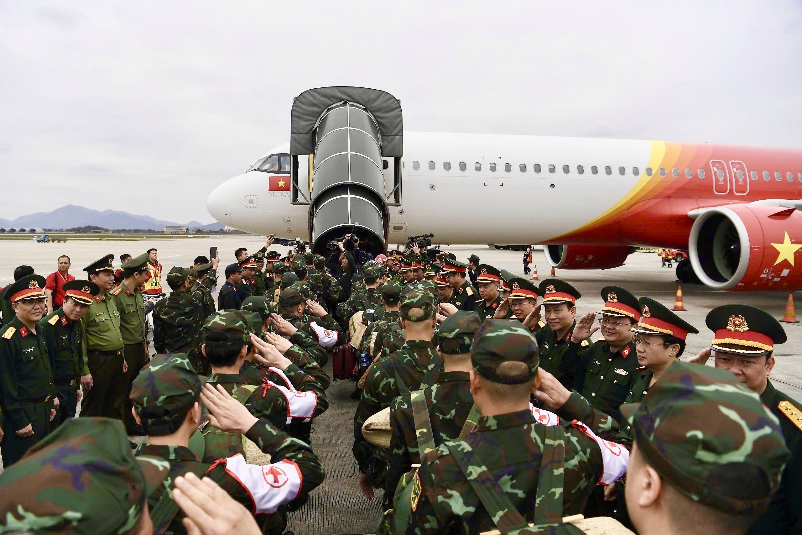 Lực lượng cứu hộ, cứu nạn của Bộ Công an và Bộ Quốc phòng khởi hành trên chuyến bay Vietjet từ Hà Nội đến Yangon, Myanmar. (Ảnh: Tuấn Huy)