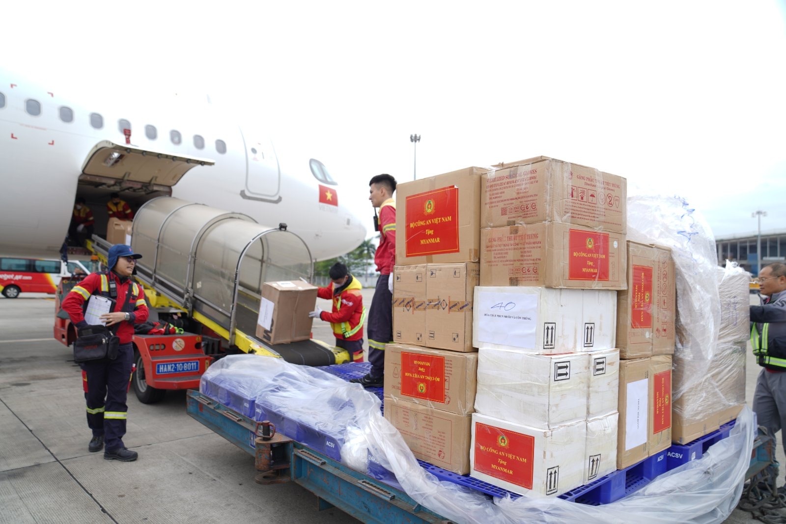 Hàng hoá cứu trợ được vận chuyển lên máy bay trong chiều 30/3 (Ảnh: Nguyễn Quang)